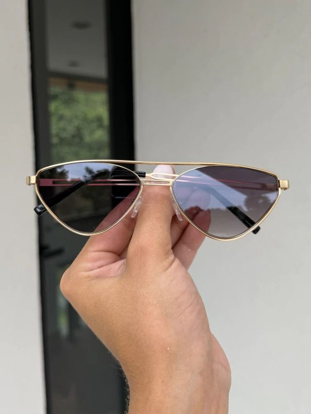 -Óculos de Sol Gatinho Paola - Preto Degradê Dourado - Metal.