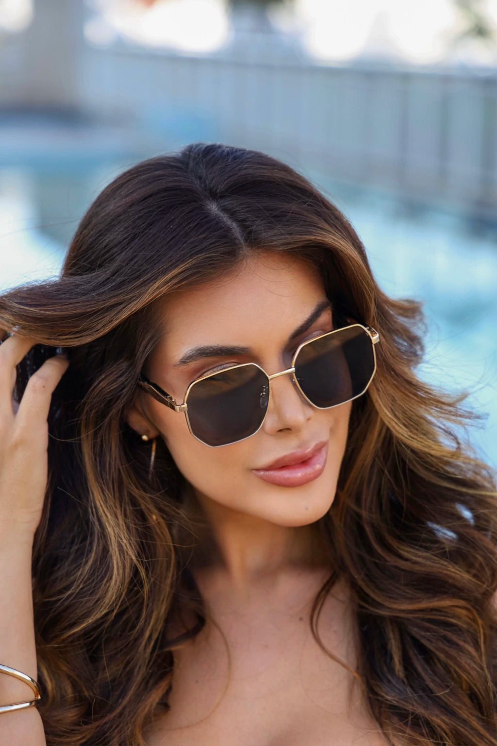 Óculos de Sol Hexagonal Gram - Preto Dourado - Metal.