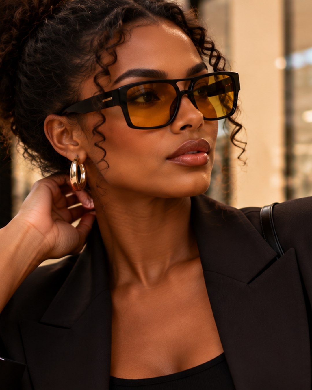 Mulher com óculos de sol Ótica Santoro de lentes âmbar fazendo compras no shopping
